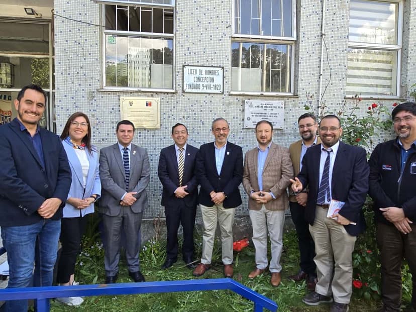 Liceo Enrique Molina inaugura placa que lo identifica como Liceo Emblemático